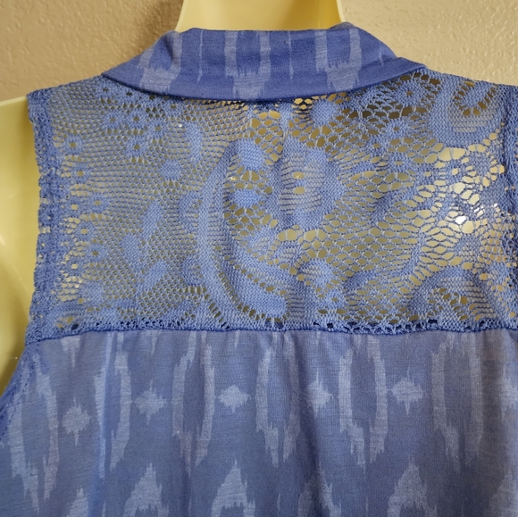 Sleeveless Button-down Collared Blouse - Picture 4 of 6